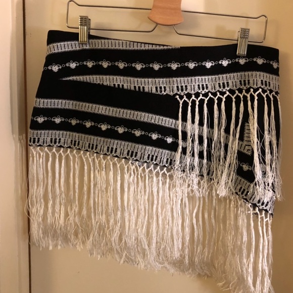 Brand New BCBG Runway Hindi fringes - Picture 3 of 6